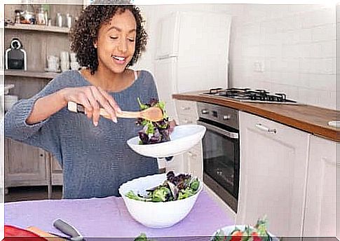 Preparation of a salad.