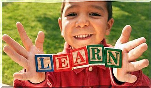 A child forms a word with cubes