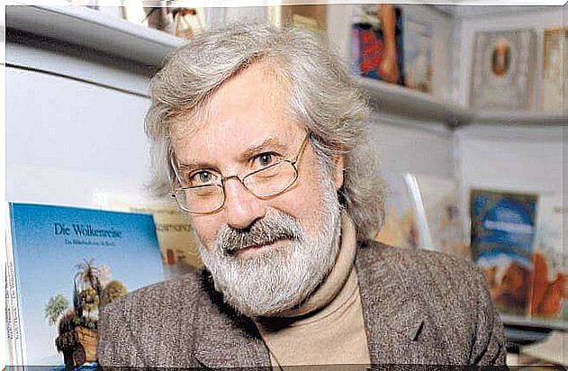 Michael Ende is the author of the book Momo through which he transmits essential values ​​and criticisms of today's society.