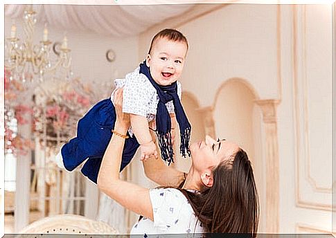 Keeping babies in the air is a good way to exercise.