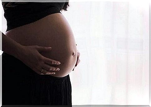 pregnant woman suffering from hives attacks