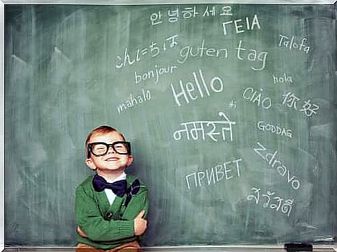 A multilingual child at the blackboard