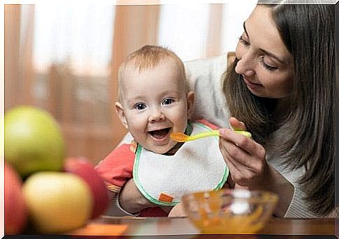 les bébés découvrent les petits plats