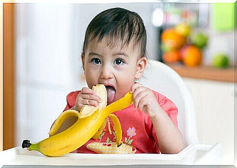 Bananas are a very easy and practical food to incorporate into sweet recipes for babies.