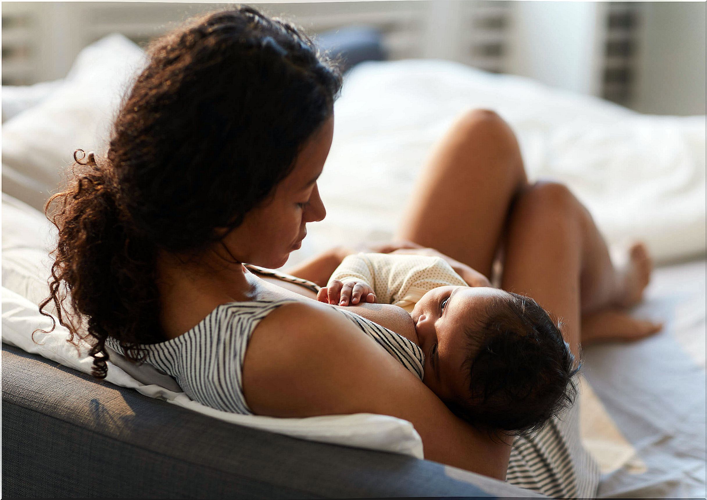 At the 32nd week of pregnancy, it is convenient to learn the principles of breastfeeding.