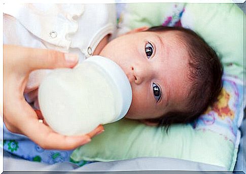 Baby regurgitations usually appear in the first few months of life and after breastfeeding.