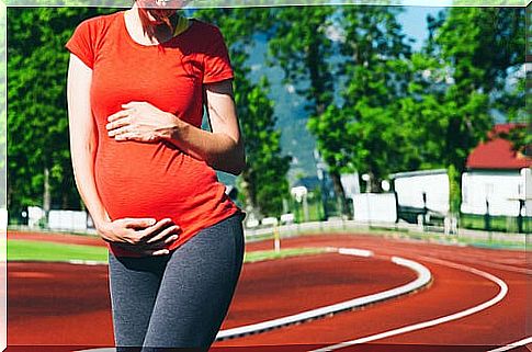 A pregnant woman can apply for maternity leave earlier if her work involves too much physical effort.